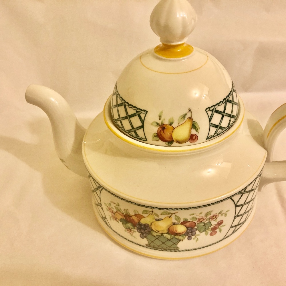 Villeroy and Boch basket pattern teapot with lid